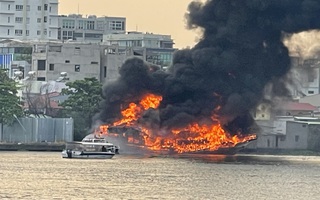 Chùm ảnh vụ cháy du thuyền trên sông Sài Gòn