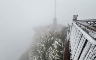 Nhiệt độ giảm xuống -3 độ C, băng giá bao phủ nóc nhà Đông Dương