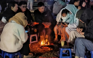 Người dân Hà Nội co ro trong rét buốt