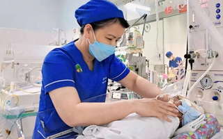 Hơn 40 ngày nỗ lực cứu bé sinh non người nước ngoài