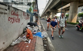 Vỉa hè thành nơi đổ rác