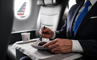 Bữa ăn cao cấp trên máy bay bị chê như "thịt in 3D", hãng phải xin lỗi