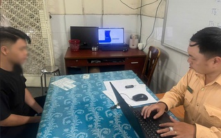 Buông hai tay chở bạn gái trên cầu Ba Son, nam thanh niên bị tịch thu xe SH