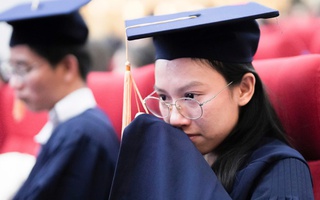 Giọt nước mắt hạnh phúc của những thủ khoa vượt khó