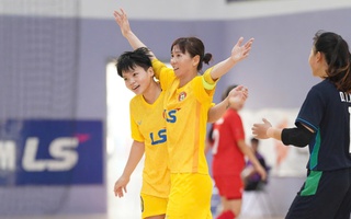 Thái Sơn Nam bất ngờ gục ngã, Thùy Trang ghi bàn từ giữa sân