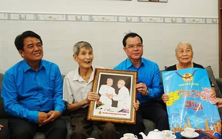 Thăm và tặng quà gia đình chính sách ở Côn Đảo