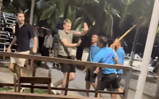 Vụ quán bar có nhân viên cầm xẻng dọa đánh khách nước ngoài: Phạt tiền, buộc ngưng hoạt động 