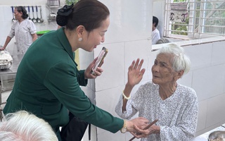 Đà Nẵng tặng 5 m vải lụa và 1,5 triệu đồng cho người tròn 100 tuổi