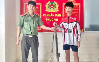 Một học sinh lớp 9 tới công an giao nộp 2 khẩu súng