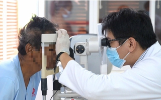 Mảnh vỡ lưỡi cưa máy găm trực diện vào mắt người đàn ông