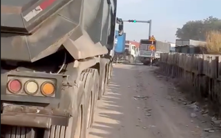 Ớn lạnh hình ảnh xe ben vượt ẩu, bụi bay mù mịt