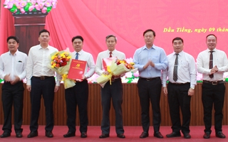 Phó Bí thư Thường trực Thành ủy TPHCM trao quyết định về công tác cán bộ