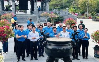 Đoàn công tác Cụm thi đua các LĐLĐ thành phố trực thuộc Trung ương dâng hương tri ân tại Côn Đảo