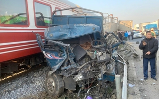 Xe tải vượt đường dân sinh tự mở bị tàu hỏa tông bay xuống vệ đường