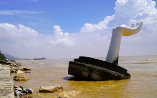 "Xóa sổ" 5 bàn tay "khổng lồ" gây tranh cãi ở biển Hải Tiến