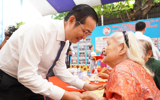 Gần 1.000 đại biểu dự họp mặt mừng Đảng, mừng xuân của phường Diên Hồng