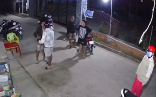 Mang mã tấu tìm người lúc rạng sáng, kết cục một người tử vong