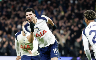 Solanke ghi siêu phẩm kiểu "bò cạp", Tottenham cầm chân kình địch Man City