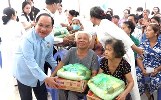 TPHCM: Tặng quà cho người nghèo, neo đơn dịp Tết Nguyên đán 2026