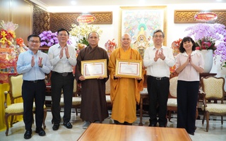 Lãnh đạo TPHCM trao bằng khen cho Thượng tọa Thích Thanh Phong và Thích Tâm Hải