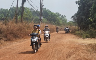 Ám ảnh với bụi đất đỏ khi đi qua đường Lò Lu ở phường Chánh Hiệp, TPHCM