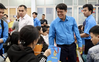 Rộn ràng chuyến tàu nghĩa tình đưa công nhân- lao động về quê đón Tết