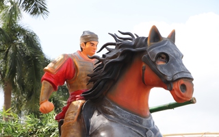 Uy nghi hình tượng Thánh Gióng và dàn ngựa vàng ở phía Nam Đà Nẵng