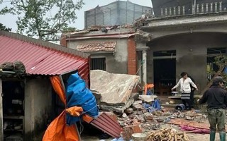 Căn nhà 2 tầng đổ sập sau tiếng nổ lớn, 1 người tử vong
