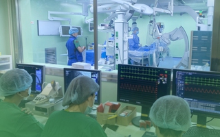 Đau bụng thông thường, vào bệnh viện đặt khẩn 5 stent cùng lúc