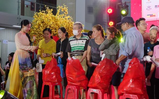 Trao hơn 1,3 tỉ đồng cho người nghèo ăn Tết