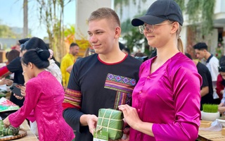 VIDEO: Du khách quốc tế mê Tết Việt, rộn ràng gói bánh chưng ở Mũi Né