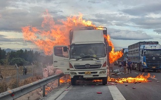 Xe tải bốc cháy dữ dội trên tuyến cao tốc Vĩnh Hảo – Phan Thiết