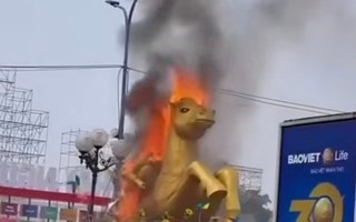 VIDEO: Linh vật ngựa bất ngờ bốc cháy tại quảng trường đông người