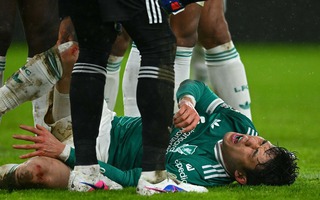 Tuyển thủ Nhật Bản gần "rụng" mắt cá chân, trận đấu của Liverpool gián đoạn