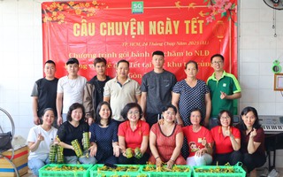 Một giám đốc gói bánh tét tặng công nhân đón Tết xa nhà