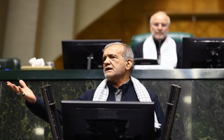 Iran chưa hết căng thẳng, tổng thống lên tiếng xin lỗi