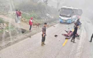 Mẹ địu con đi xe máy va chạm với xe khách, con 2 tuổi tử vong, mẹ bị thương