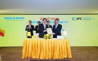 Vừa ra mắt Trung tâm tài chính quốc tế, ngân hàng đầu tiên bắt tay với loạt tổ chức nước ngoài