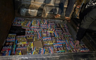 Phát hiện gần 200 kg pháo lậu trong ngăn xe bí mật