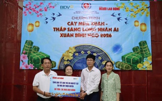 Clip: Báo Người Lao Động trao quà Tết cho trẻ em khuyết tật