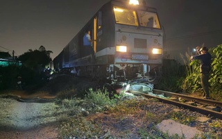 Băng qua đường sắt trong đêm, người điều khiển xe máy bị tàu hàng tông tử vong