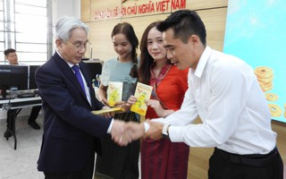 Trường Đại học Cửu Long lì xì cho lưu học sinh dịp Tết Bính Ngọ 2026