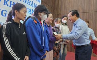 Chủ tịch UBND TPHCM tặng quà cho công nhân có hoàn cảnh khó khăn ở phường Dĩ An