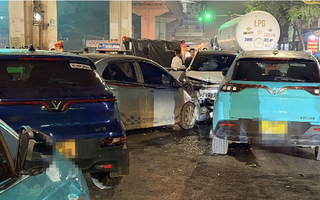 Nữ tài xế điều khiển xế hộp chạy ngược chiều, tông hàng loạt xe ô tô khác