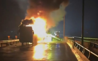 CLIP: Xe khách giường nằm cháy ngùn ngụt trong đêm