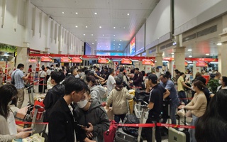 VIDEO: Ngày 12-2, khách ùn ùn tới sân bay Tân Sơn Nhất để về quê dịp Tết