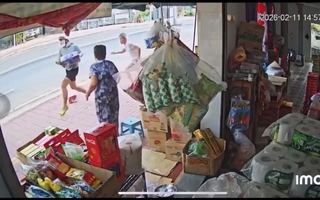 2 thanh niên cướp 3 thùng bia, cụ ông giằng co quyết liệt