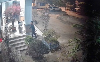 Nam thanh niên cầm 2 con dao trèo qua cổng vào trụ sở công an quậy phá