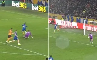 Chelsea bỏ lỡ 2 pha bóng “khó tin nhất mùa”