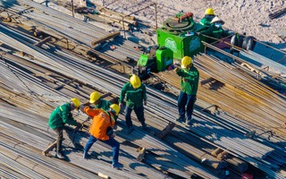 Công nhân bám công trường trọng điểm, làm việc xuyên Tết Bính Ngọ 2026